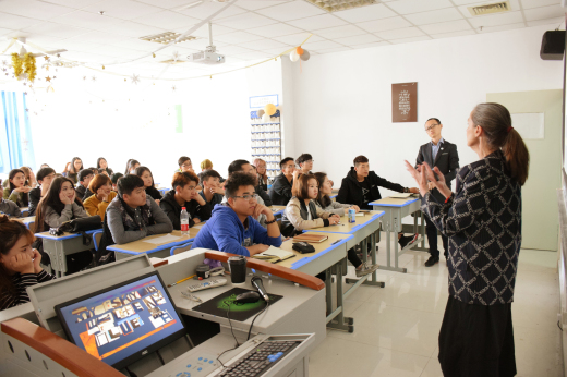 圣达菲艺术设计大学琳达•斯旺森副校长为汉口学院学子授课